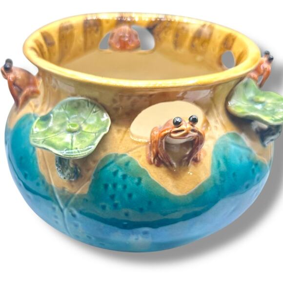 vintage Majolica style FROG and Lilypad pottery planter